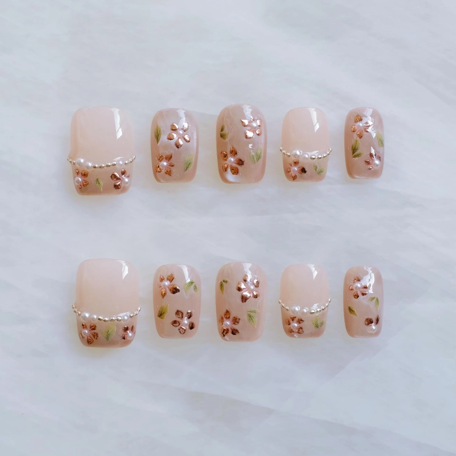 [GLORS] Short Square Press On Nails, Nude Pink with Rose Gold Foil and Pearl Accents, 10 Pieces (S,SS)