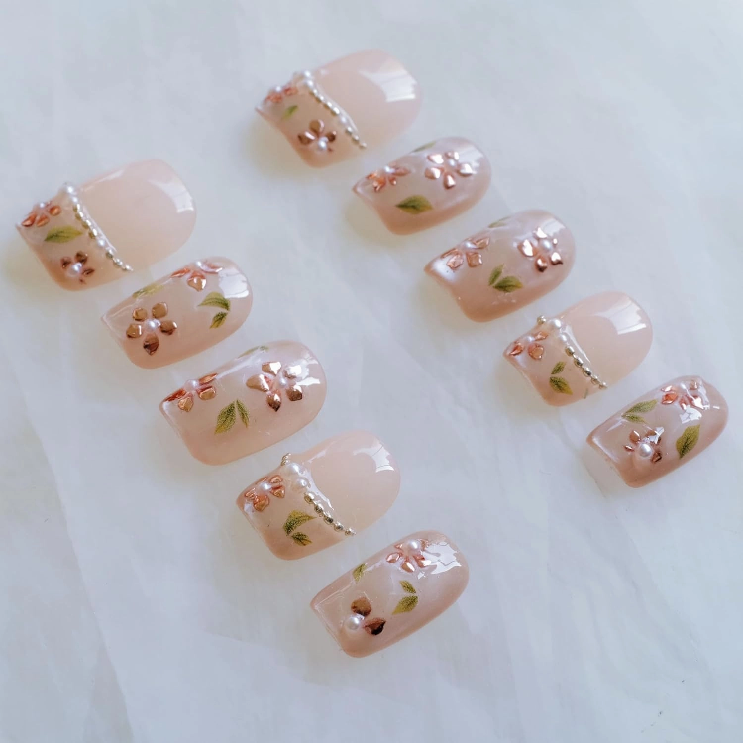 [GLORS] Short Square Press On Nails, Nude Pink with Rose Gold Foil and Pearl Accents, 10 Pieces (S,SS)