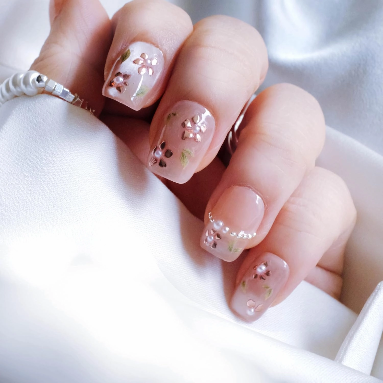 [GLORS] Short Square Press On Nails, Nude Pink with Rose Gold Foil and Pearl Accents, 10 Pieces (S,SS)