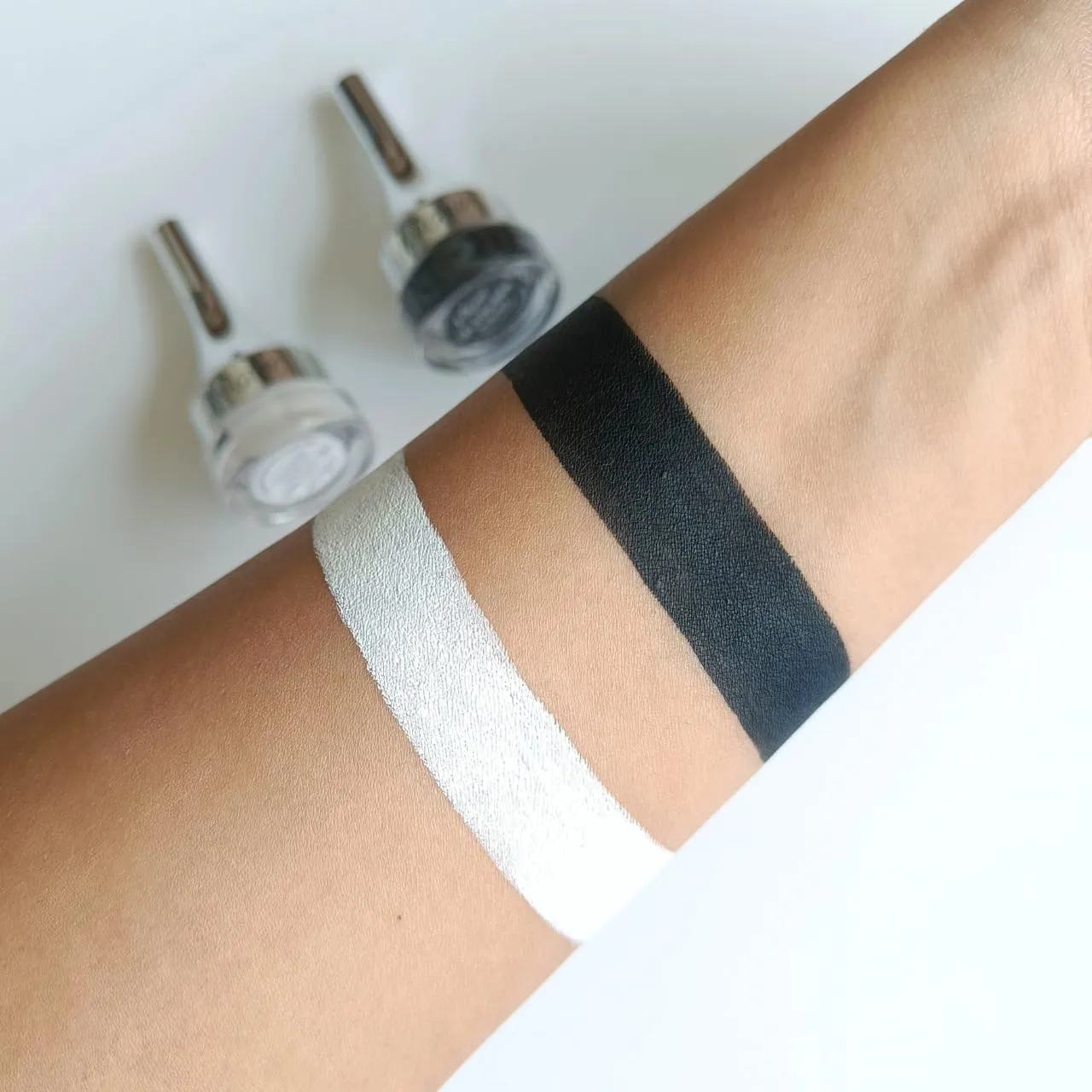 BEMT Gel Eyeliner, Smudge Proof, Water Proof, Long Lasting and Matte Finish Gel Eyeliner (Black and White)