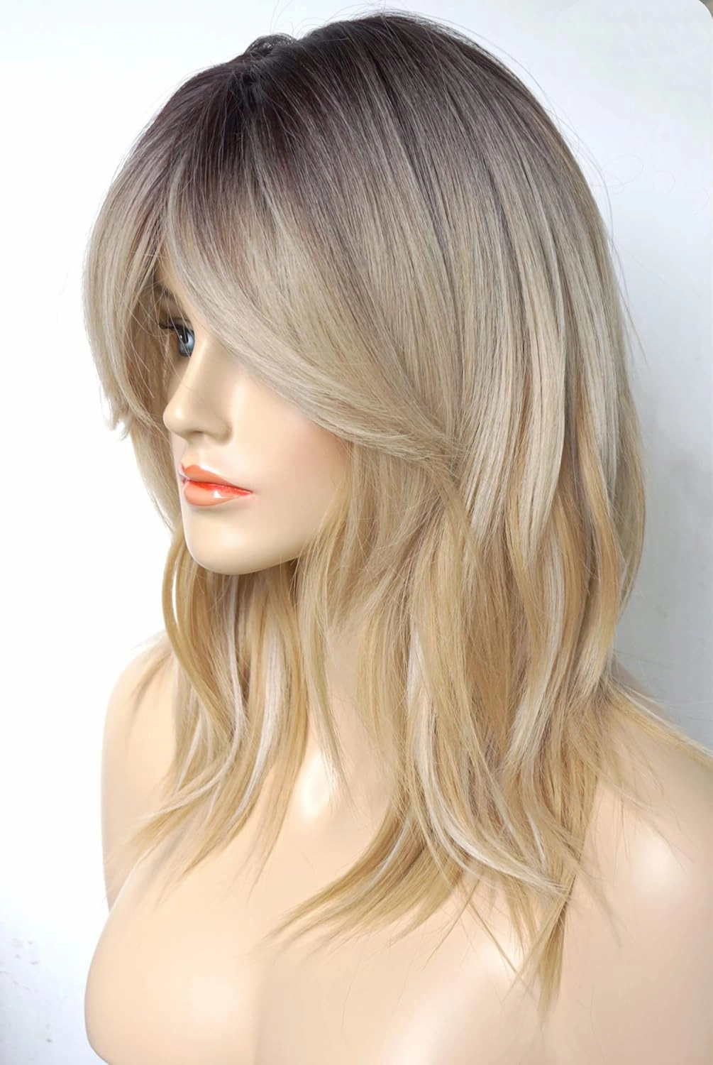 Short Wavy Blonde Wigs ombre for white women medium length wolf -tail wave wig with bangs Synthetic wig Highlight for white Women (Blonde Mixed 3165)